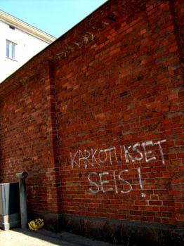 Vapputerveiset Ulkomaalaisvirastolle Katajanokan säilöönottokeskuksen muurissa