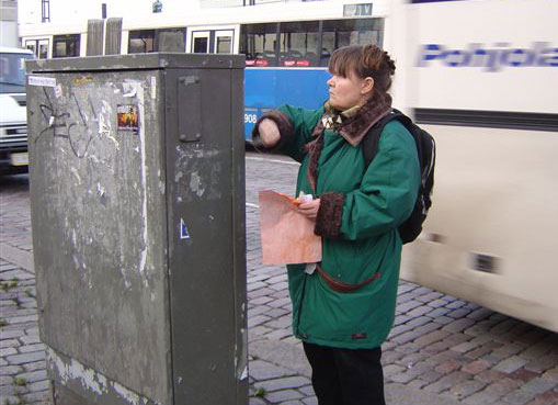 täti poistaa tarroja