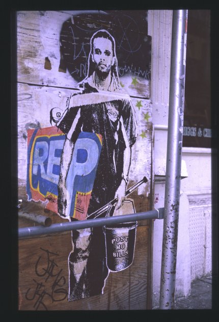 Graffiti maalarista graffiti kainalossa