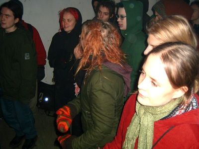 Bileet kuokkavieraiden valtaamassa talossa